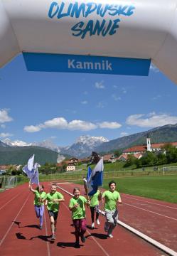Čez dvesto kamniških otrok in športnikov s ponosom sprejelo in poneslo slovensko baklo (30)